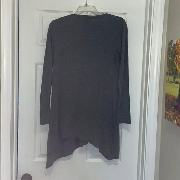✨CAbi #250 Gray Shark Bite Tunic Top - Picture 5 of 8